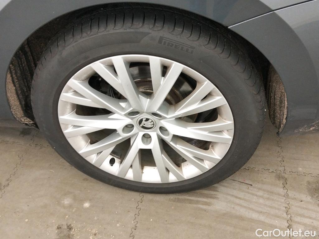  Skoda  Superb SKODA  / 2019 / 5P / berlina con portón 2.0 TDI 110kW (150CV) DSG Ambition #24