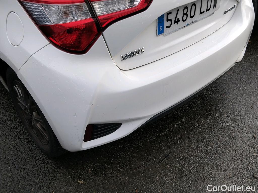  Toyota  Yaris TOYOTA  / 2017 / 5P / berlina con portón 1.5 100H Active #3