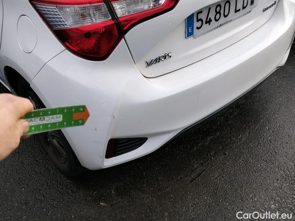  Toyota  Yaris TOYOTA  / 2017 / 5P / berlina con portón 1.5 100H Active #4