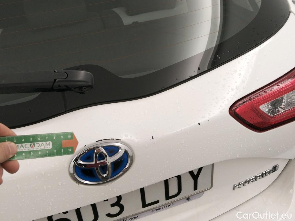  Toyota  Yaris TOYOTA  / 2017 / 5P / berlina con portón 1.5 100H Active #2