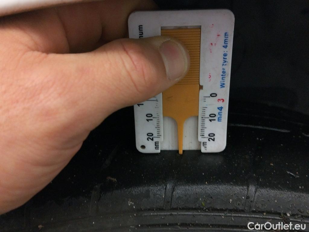  Toyota  Yaris TOYOTA  / 2017 / 5P / berlina con portón 1.5 100H Active #13