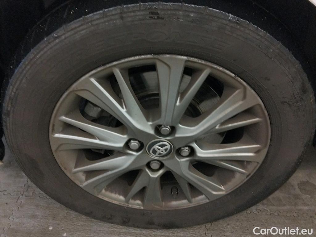  Toyota  Yaris TOYOTA  / 2017 / 5P / berlina con portón 1.5 100H Active #18