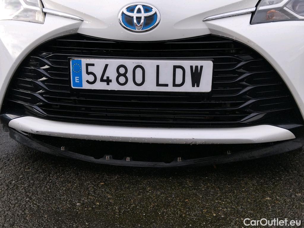  Toyota  Yaris TOYOTA  / 2017 / 5P / berlina con portón 1.5 100H Active #1