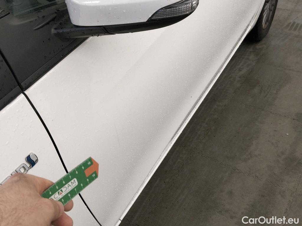  Toyota  Yaris TOYOTA  / 2017 / 5P / berlina con portón 1.5 100H Active #6