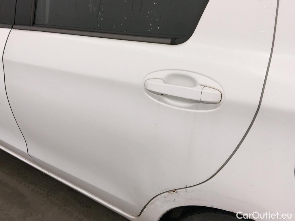  Toyota  Yaris TOYOTA  / 2017 / 5P / berlina con portón 1.5 100H Active #1