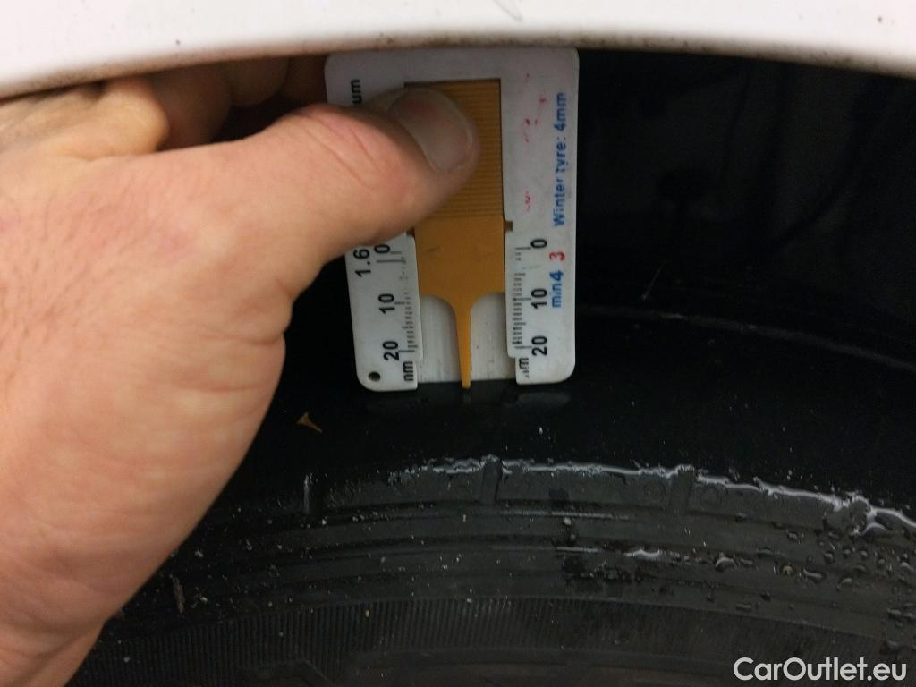  Toyota  Yaris TOYOTA  / 2017 / 5P / berlina con portón 1.5 100H Active #11