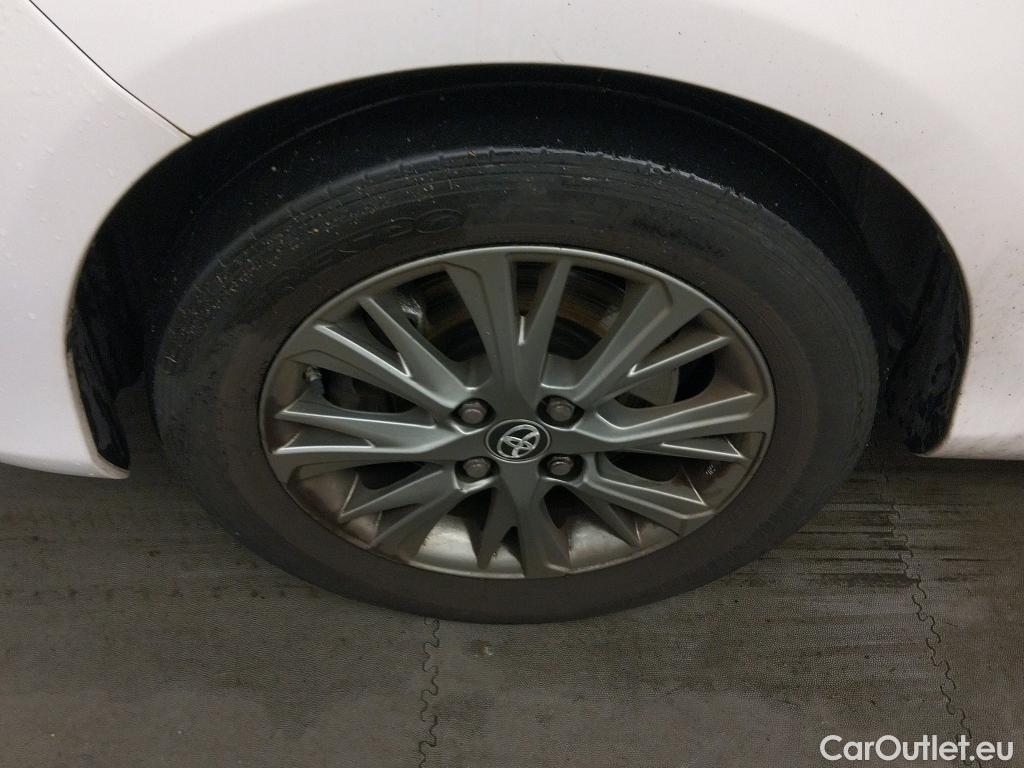  Toyota  Yaris TOYOTA  / 2017 / 5P / berlina con portón 1.5 100H Active #10