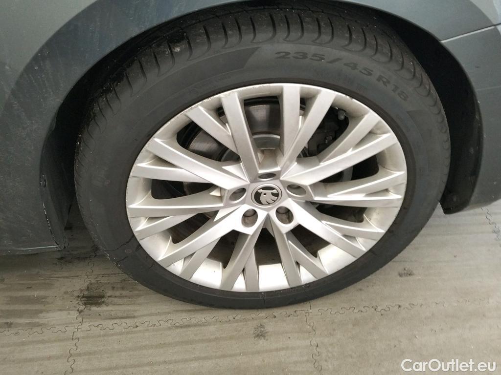  Skoda  Superb SKODA  / 2019 / 5P / berlina con portón 2.0 TDI 110kW (150CV) DSG Ambition #30