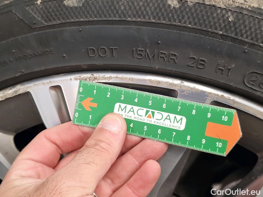  Bmw  Serie 1 BMW Série 1 / 2019 / 5P / Berline 1.5 116D DKG7 Luxury #26