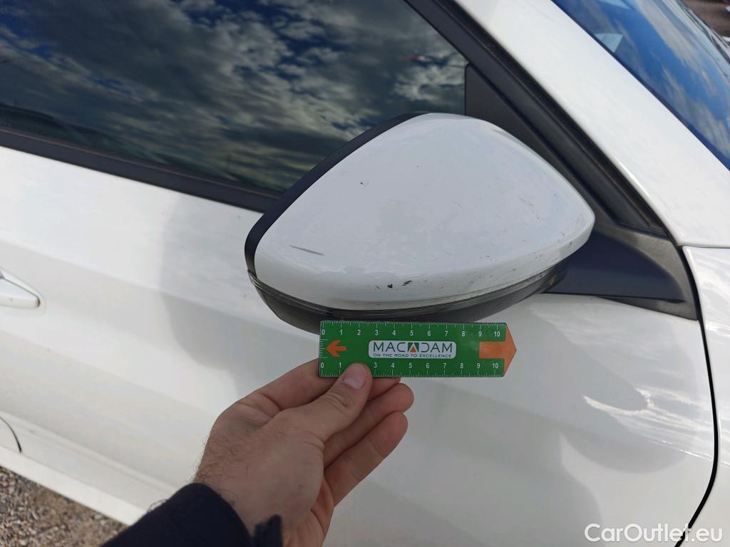  Peugeot  208 PEUGEOT  / 2019 / 5P / berlina con portón BlueHDi 73kW (100CV) Active Pack (AC) #35