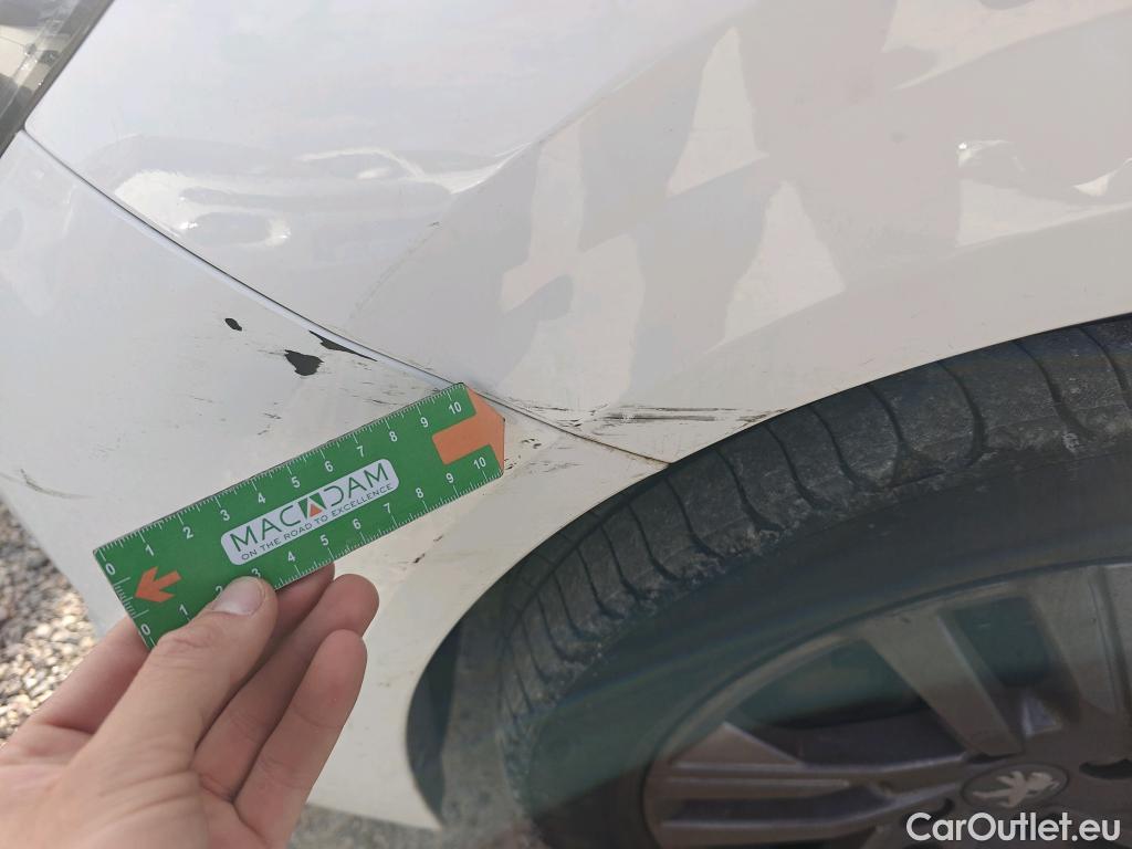  Peugeot  208 PEUGEOT  / 2019 / 5P / berlina con portón BlueHDi 73kW (100CV) Active Pack (AC) #24