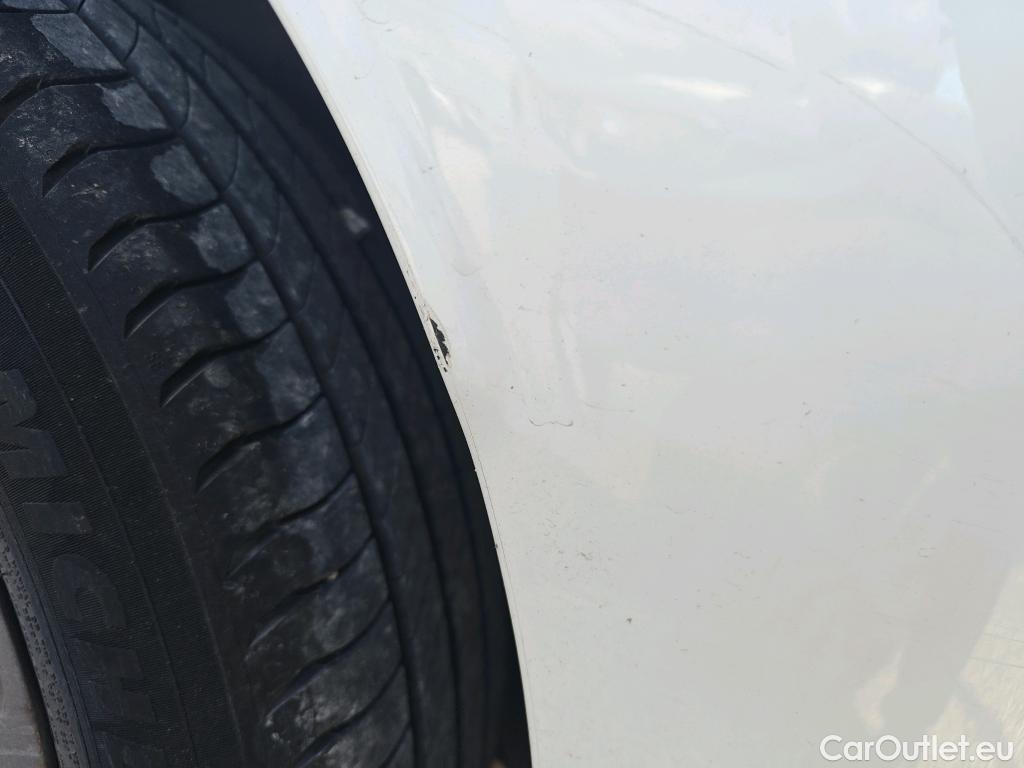  Peugeot  208 PEUGEOT  / 2019 / 5P / berlina con portón BlueHDi 73kW (100CV) Active Pack (AC) #27