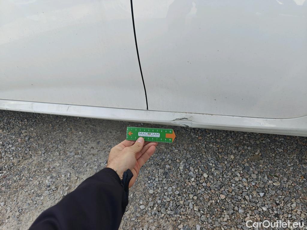  Peugeot  208 PEUGEOT  / 2019 / 5P / berlina con portón BlueHDi 73kW (100CV) Active Pack (AC) #3