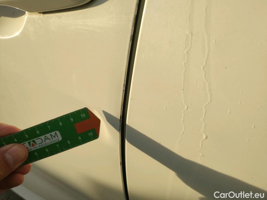  Toyota  Yaris TOYOTA  / 2020 / 5P / berlina con portón 1.5 120H Business Plus #18