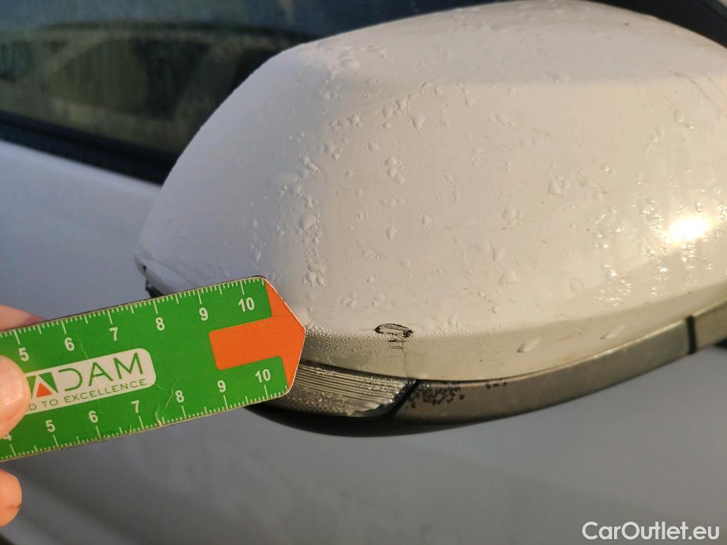  Toyota  Yaris TOYOTA  / 2020 / 5P / berlina con portón 1.5 120H Business Plus #36