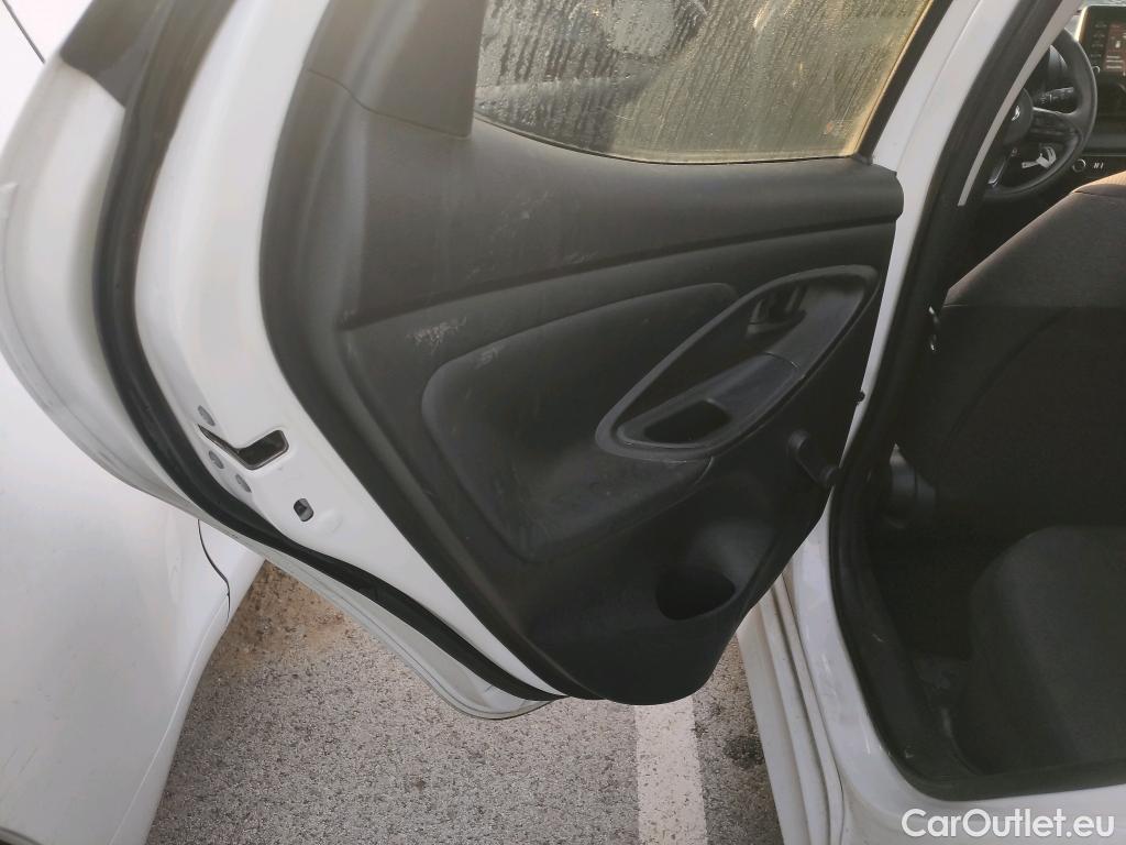  Toyota  Yaris TOYOTA  / 2020 / 5P / berlina con portón 1.5 120H Business Plus #19