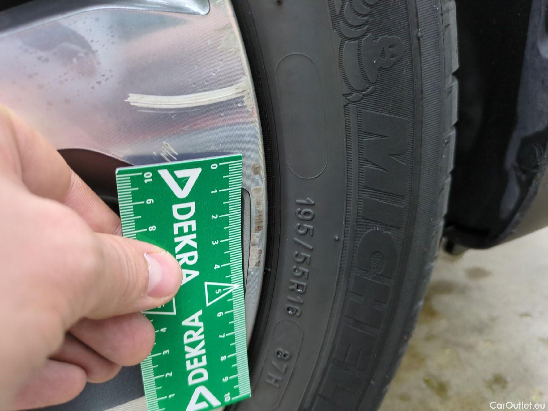  KIA  STONIC KIA  / 2020 / 5P / SUV 1.0 T-GDI 120 MHEV ACTIVE BUSINESS DCT7 #9