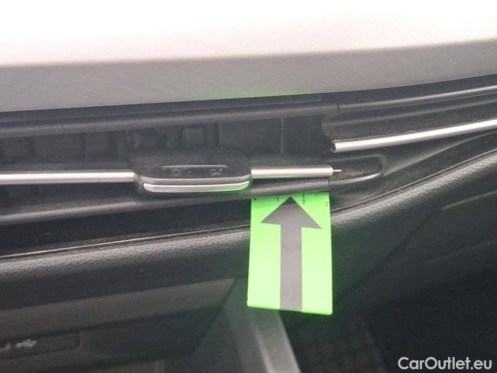  Volkswagen  Golf  1.5 eTSI ACT DSG mild hybrid Life #6