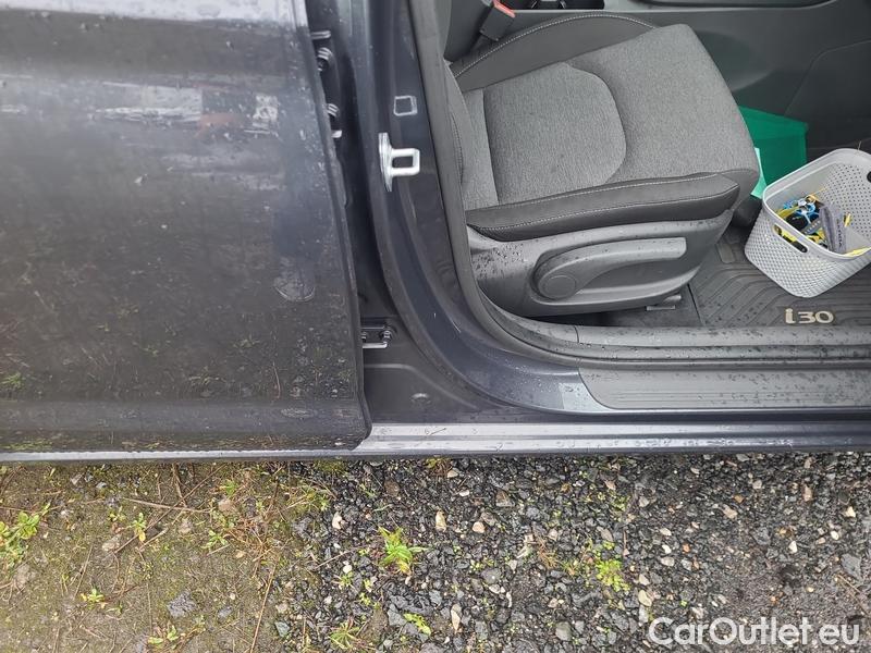  Hyundai  i30   cw (PD)(2017->)  kom.1.5i Family Smart 5d #17