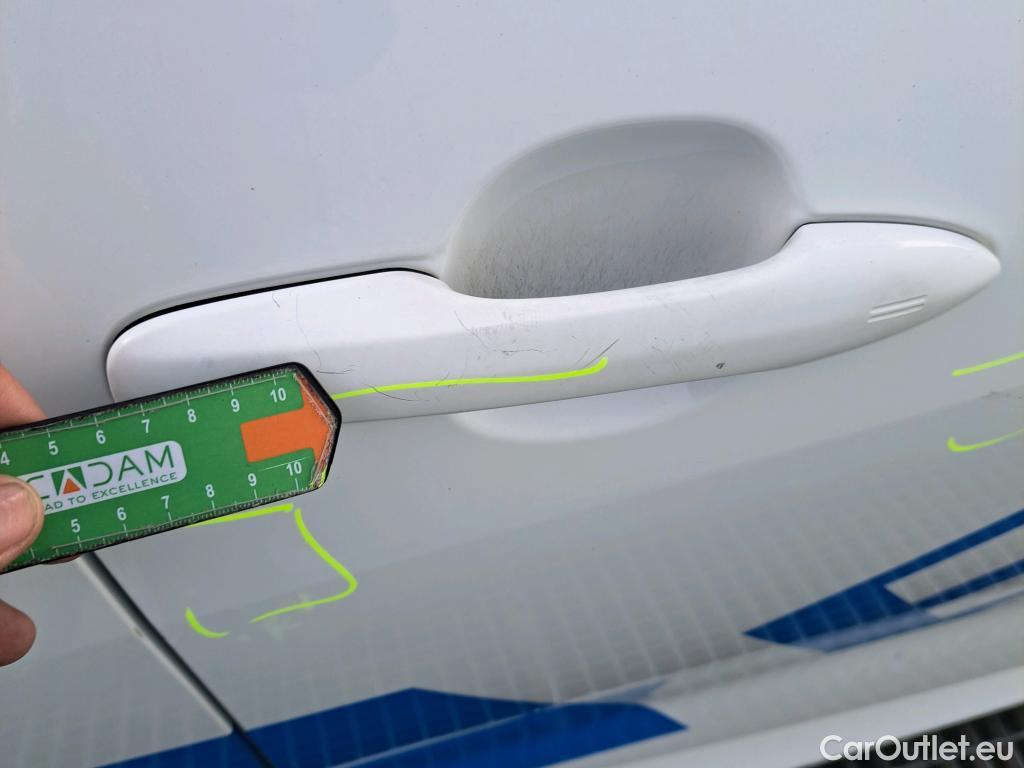  Toyota  Yaris TOYOTA  / 2020 / 5P / berlina con portón 1.5 120H Active Tech #32