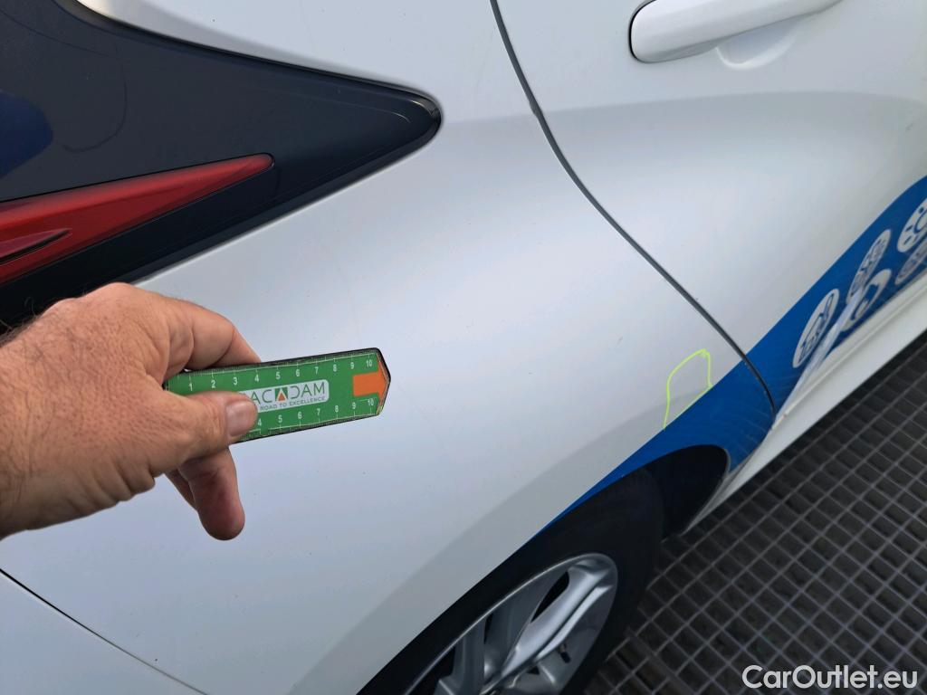  Toyota  Yaris TOYOTA  / 2020 / 5P / berlina con portón 1.5 120H Active Tech #27