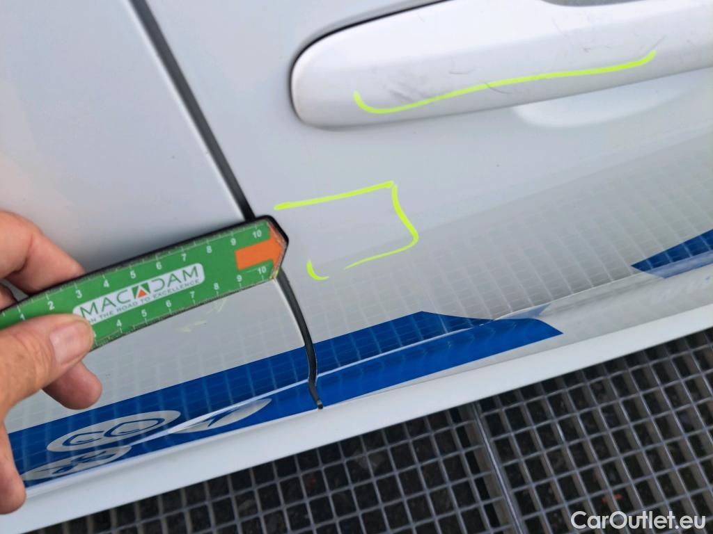  Toyota  Yaris TOYOTA  / 2020 / 5P / berlina con portón 1.5 120H Active Tech #25