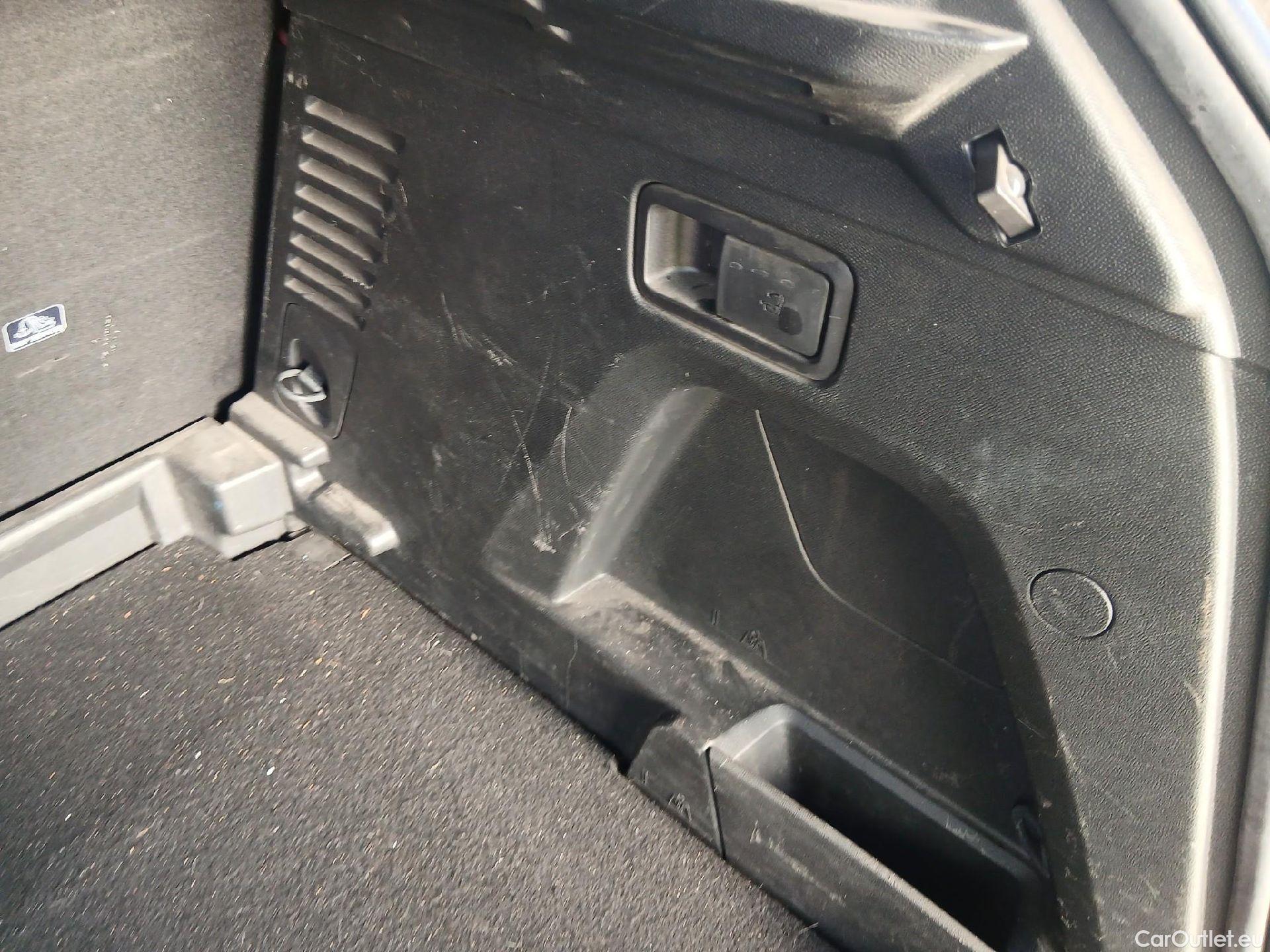  Peugeot  3008 PEUGEOT  / 2020 / 5P / todoterreno 1.5 BlueHDi 96kW (130CV) S&S Allure Pack #23