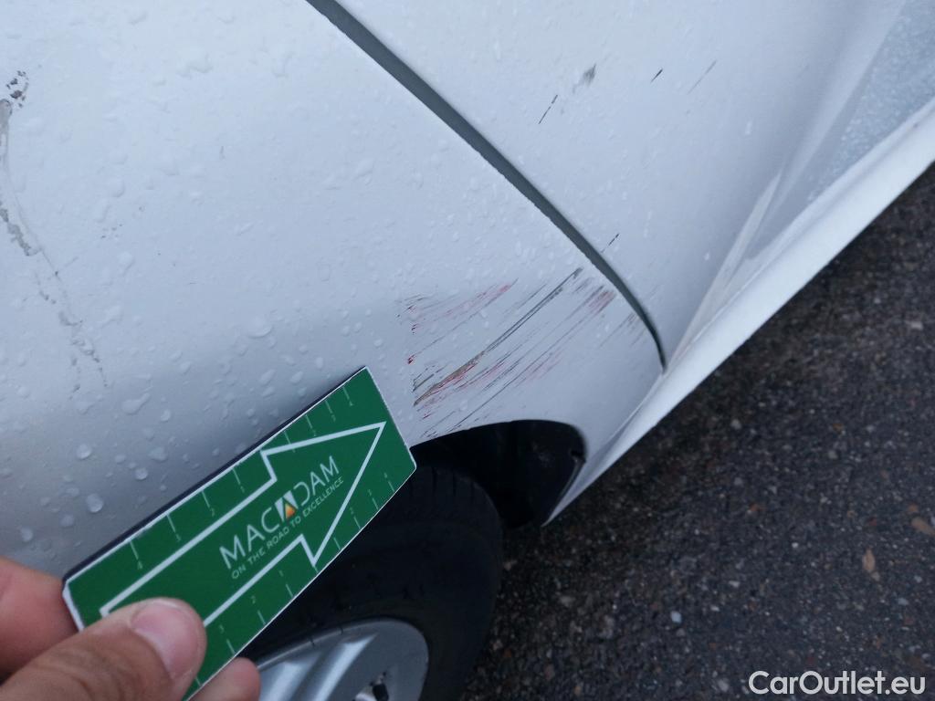  Toyota  Yaris TOYOTA  / 2020 / 5P / berlina con portón 1.5 120H Business Plus #19