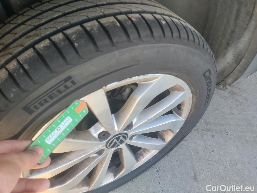  Volkswagen  T-ROC  Life 2.0 TDI 115CV MT6 E6d #9