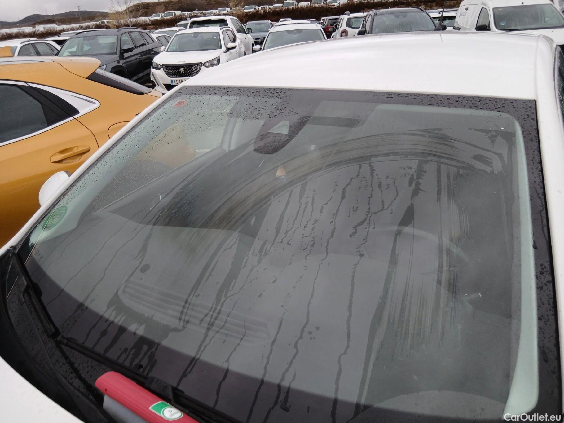  Peugeot  308 PEUGEOT  / 2017 / 5P / berlina con portón 5p Allure 1.2 PureTech 96KW (130CV) (CX) #3