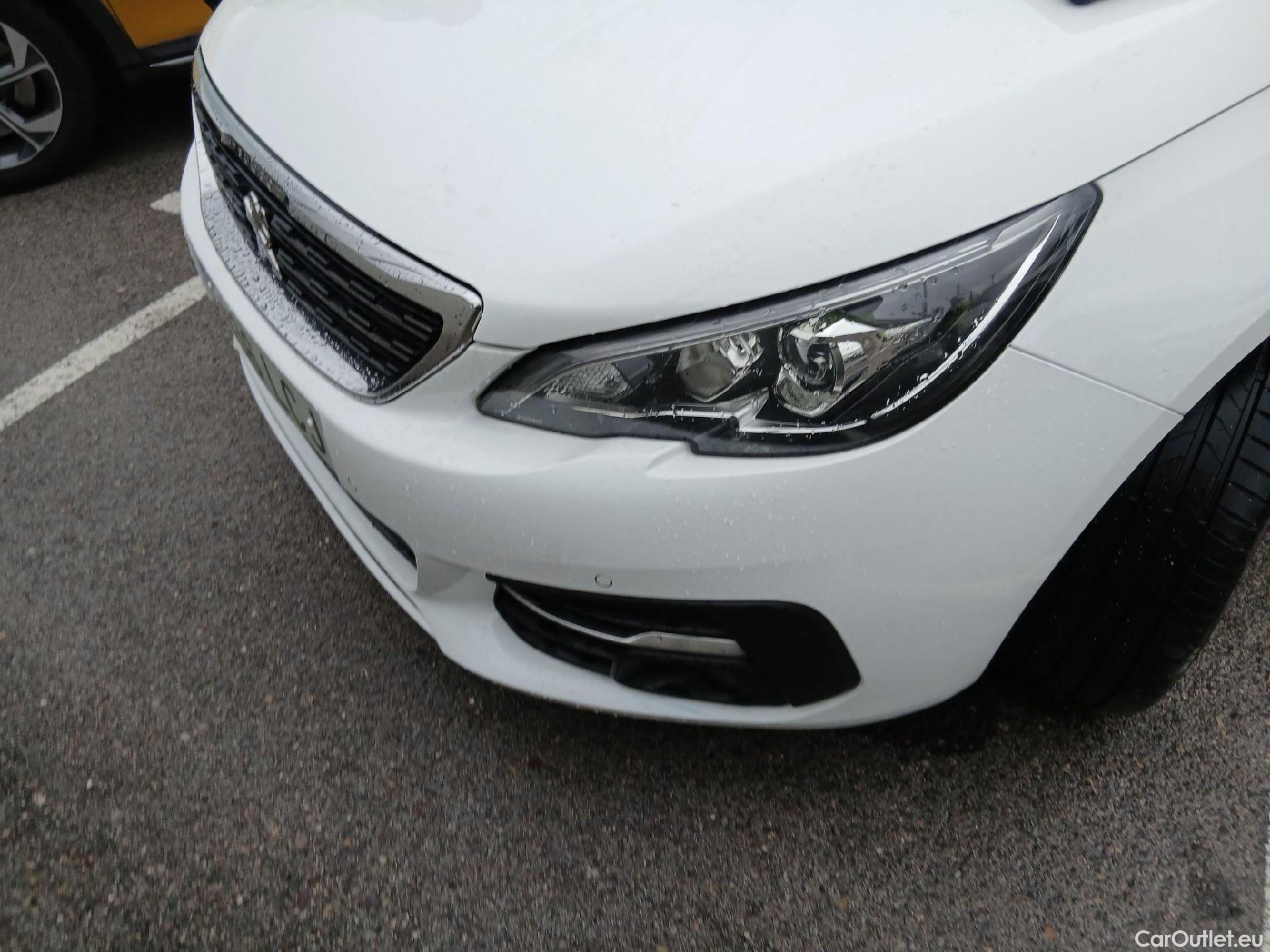  Peugeot  308 PEUGEOT  / 2017 / 5P / berlina con portón 5p Allure 1.2 PureTech 96KW (130CV) (CX) #1