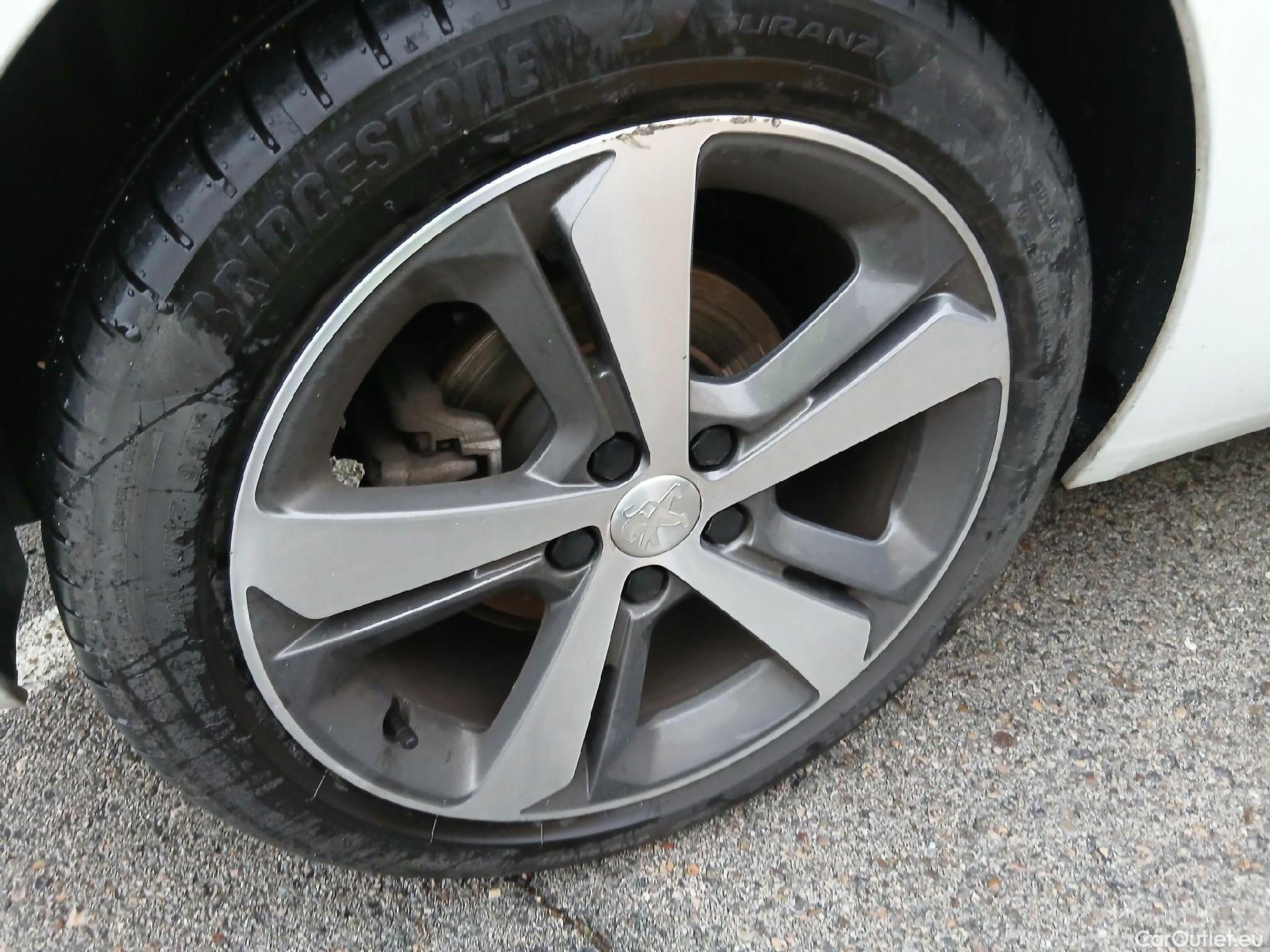  Peugeot  308 PEUGEOT  / 2017 / 5P / berlina con portón 5p Allure 1.2 PureTech 96KW (130CV) (CX) #15