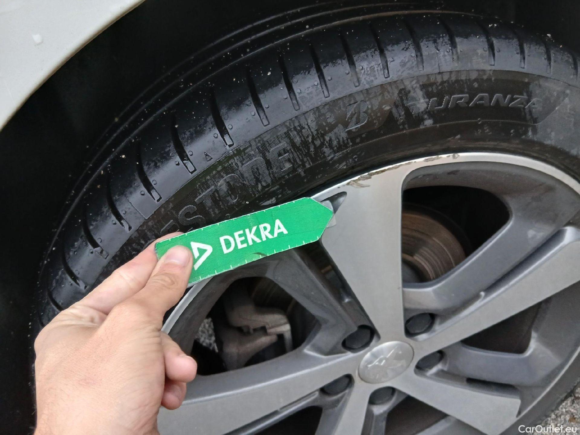  Peugeot  308 PEUGEOT  / 2017 / 5P / berlina con portón 5p Allure 1.2 PureTech 96KW (130CV) (CX) #16