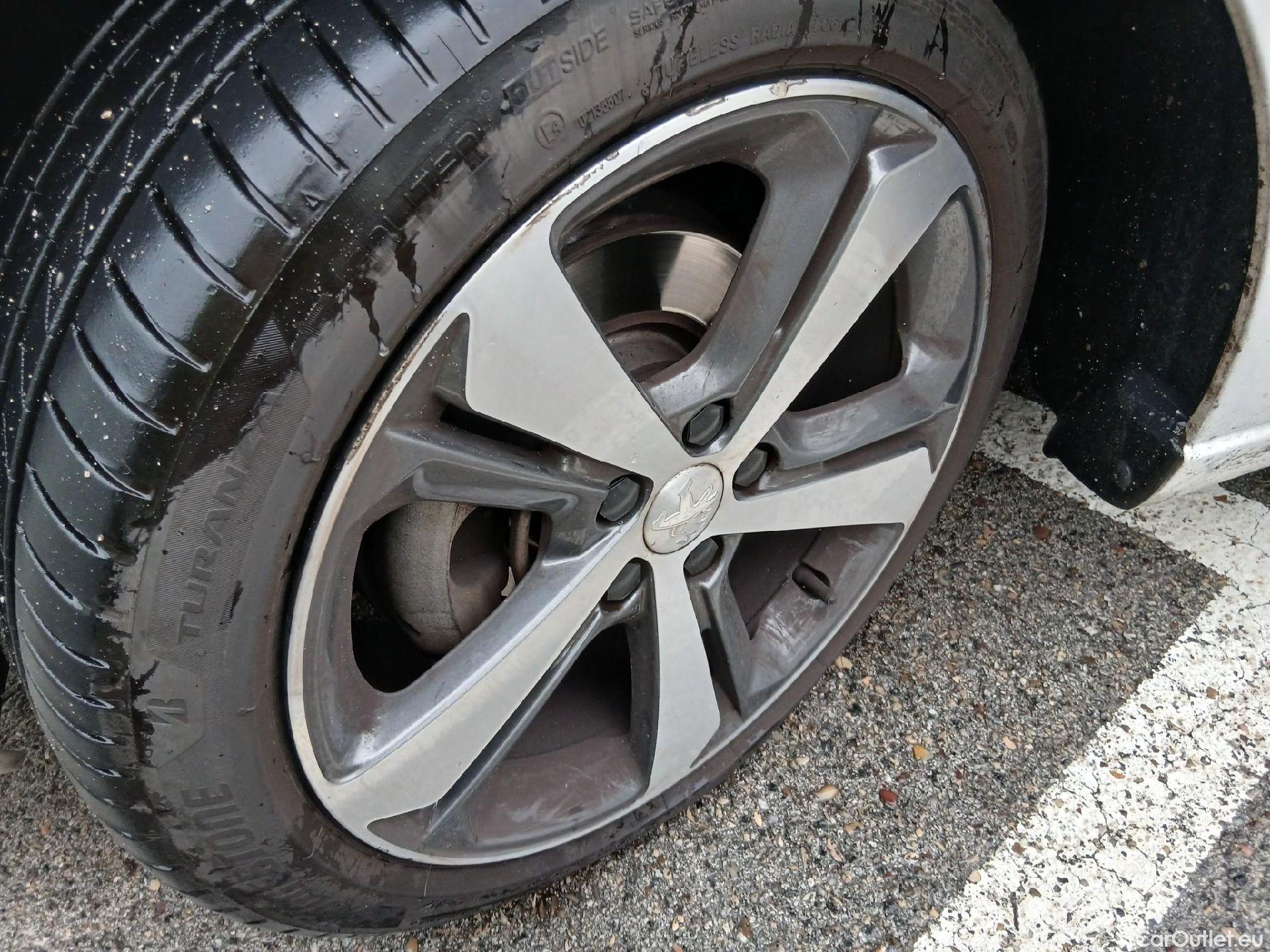  Peugeot  308 PEUGEOT  / 2017 / 5P / berlina con portón 5p Allure 1.2 PureTech 96KW (130CV) (CX) #4