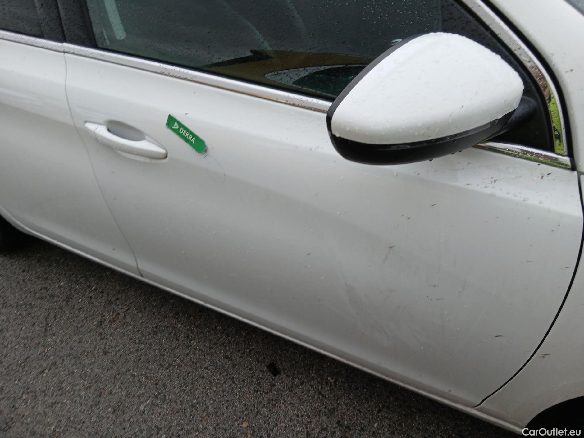  Peugeot  308 PEUGEOT  / 2017 / 5P / berlina con portón 5p Allure 1.2 PureTech 96KW (130CV) (CX) #19