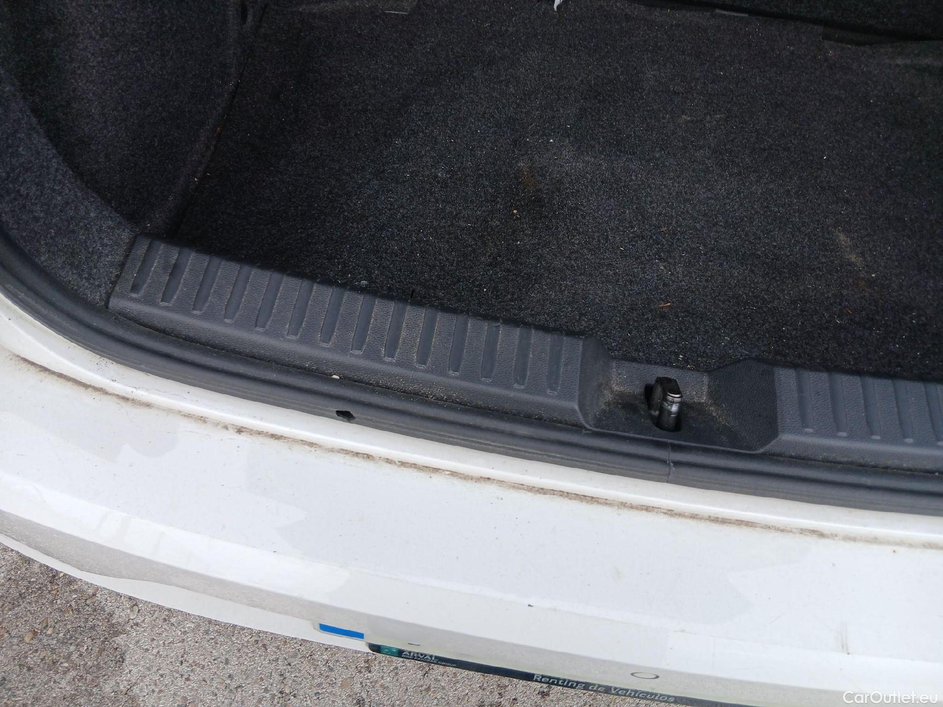  Seat  Ibiza SEAT  / 2017 / 5P / berlina con portón 1.0 MPI 59kW (80CV) Reference Plus(SP) #8