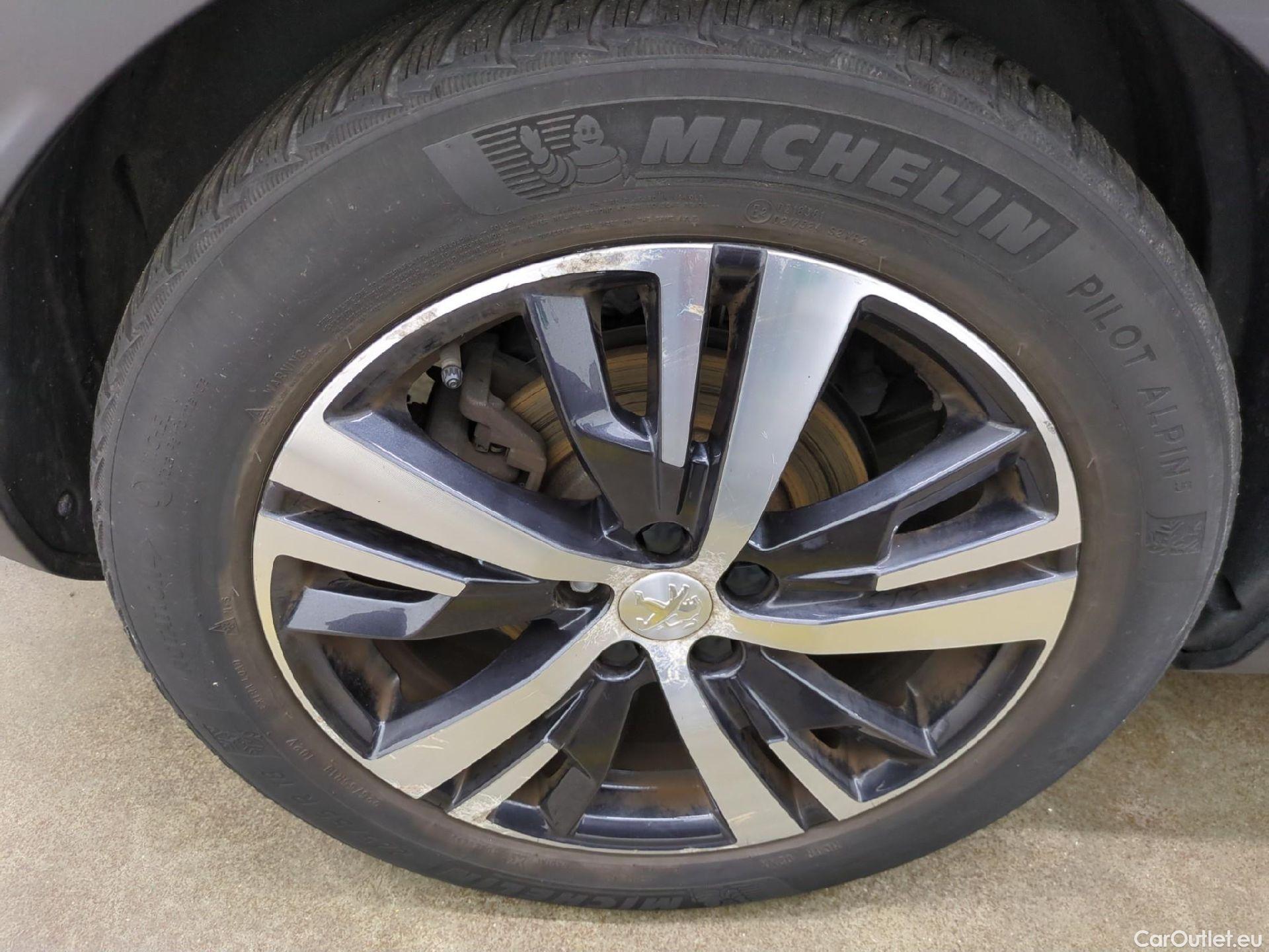  Peugeot  3008 PEUGEOT  / 2016 / 5P / SUV Hybrid4 300 e-EAT8 GT Line #43