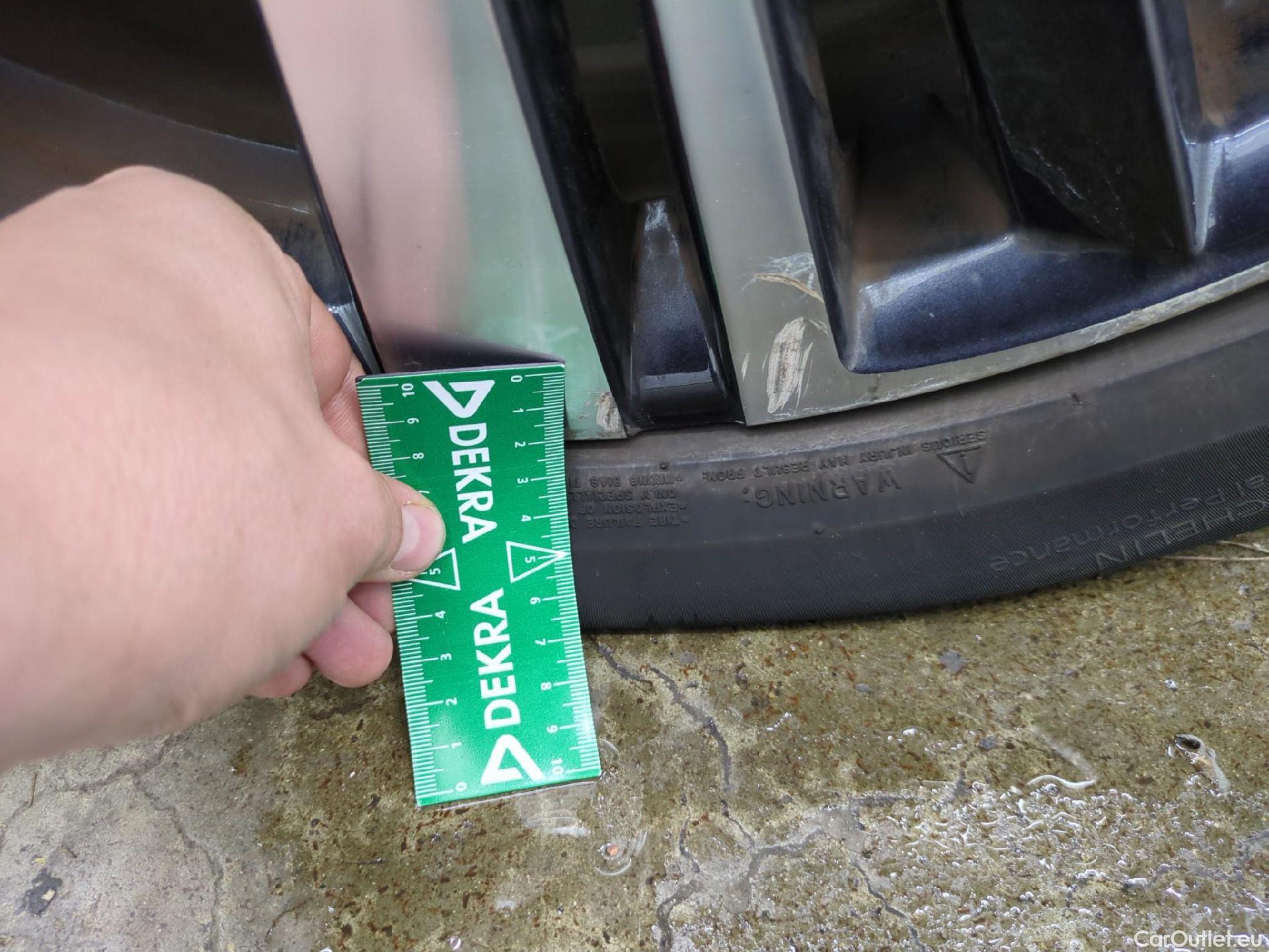  Peugeot  3008 PEUGEOT  / 2016 / 5P / SUV Hybrid4 300 e-EAT8 GT Line #42