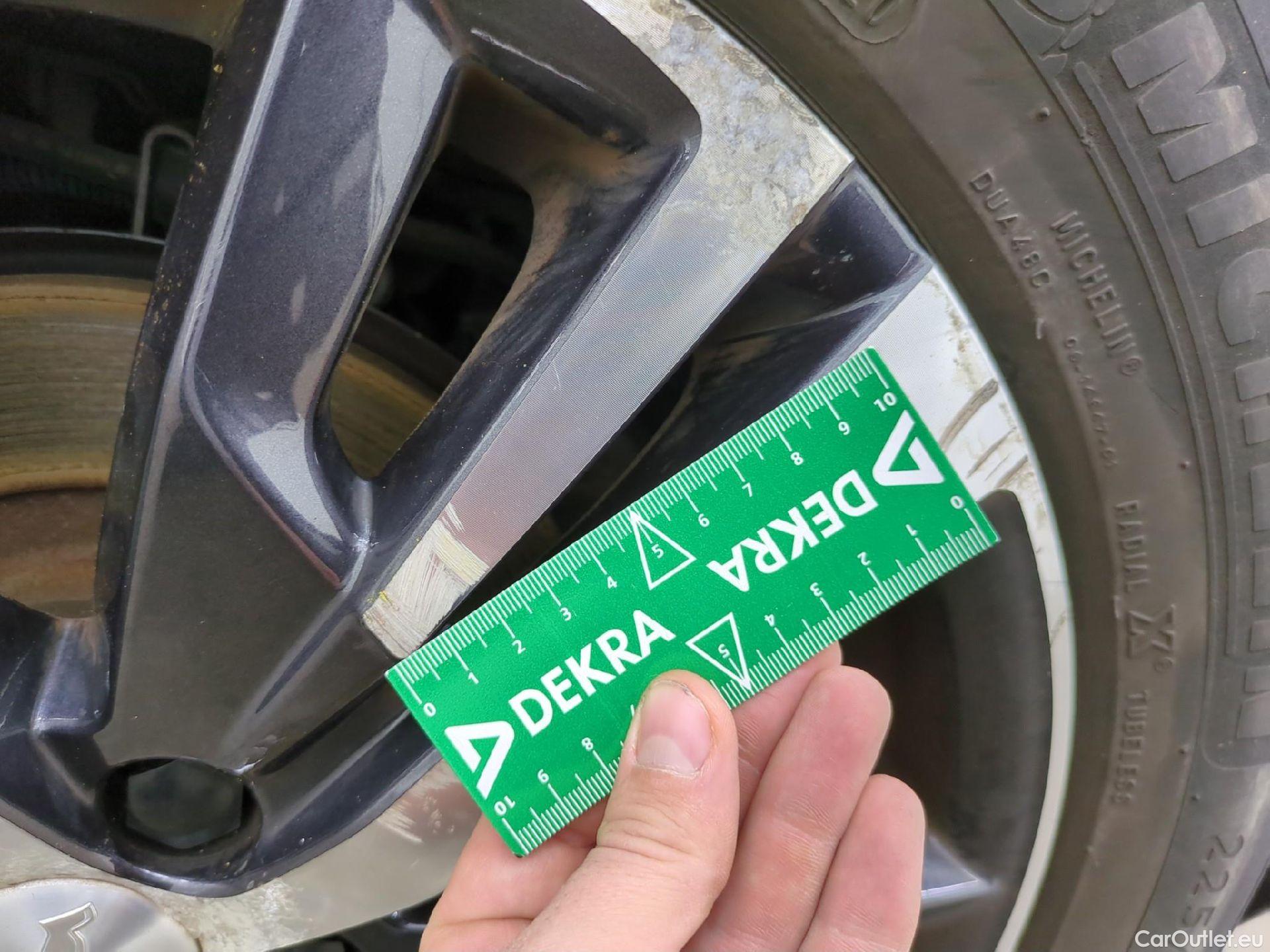  Peugeot  3008 PEUGEOT  / 2016 / 5P / SUV Hybrid4 300 e-EAT8 GT Line #40