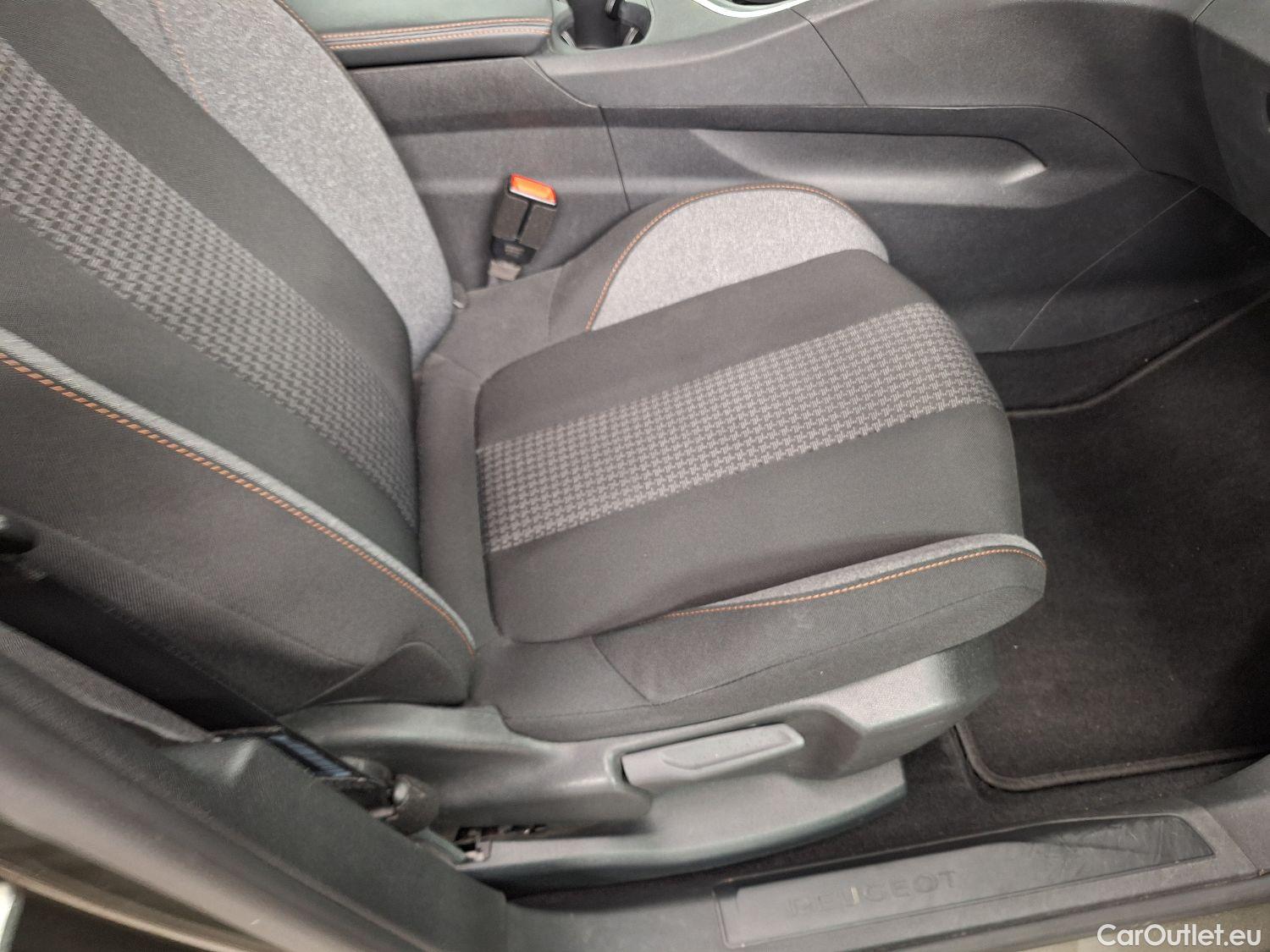  Peugeot  5008 Peugeot,  '16, Peugeot  1.2 PureTech 96kW S&S EAT8 Active 5d #57