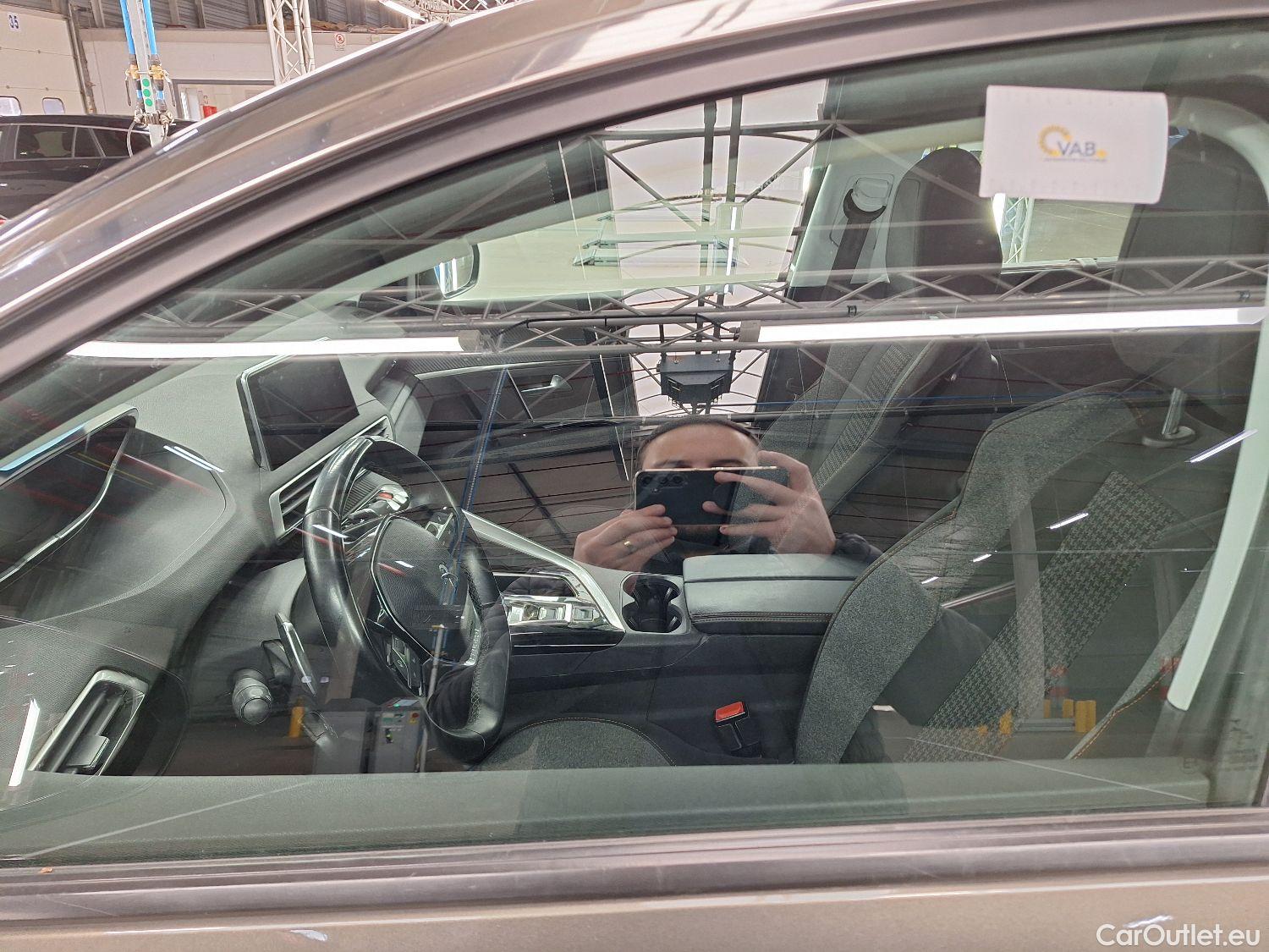  Peugeot  5008 Peugeot,  '16, Peugeot  1.2 PureTech 96kW S&S EAT8 Active 5d #47