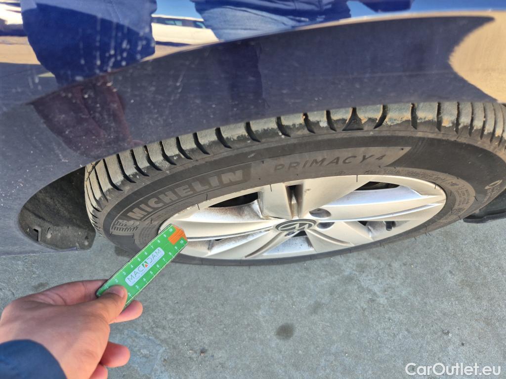  Volkswagen  Golf  VOLKSWAGEN / 2020 / 5P / berlina con portón Life 2.0 TDI 85kW (115CV) #12