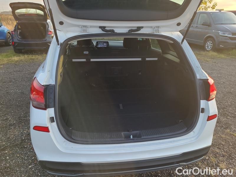  Hyundai  i30  (PD)(01.2017  ->)  kom.1.5T-GDI Family Smart #16