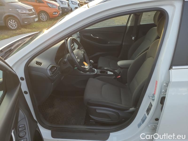  Hyundai  i30  (PD)(01.2017  ->)  kom.1.5T-GDI Family Smart #10