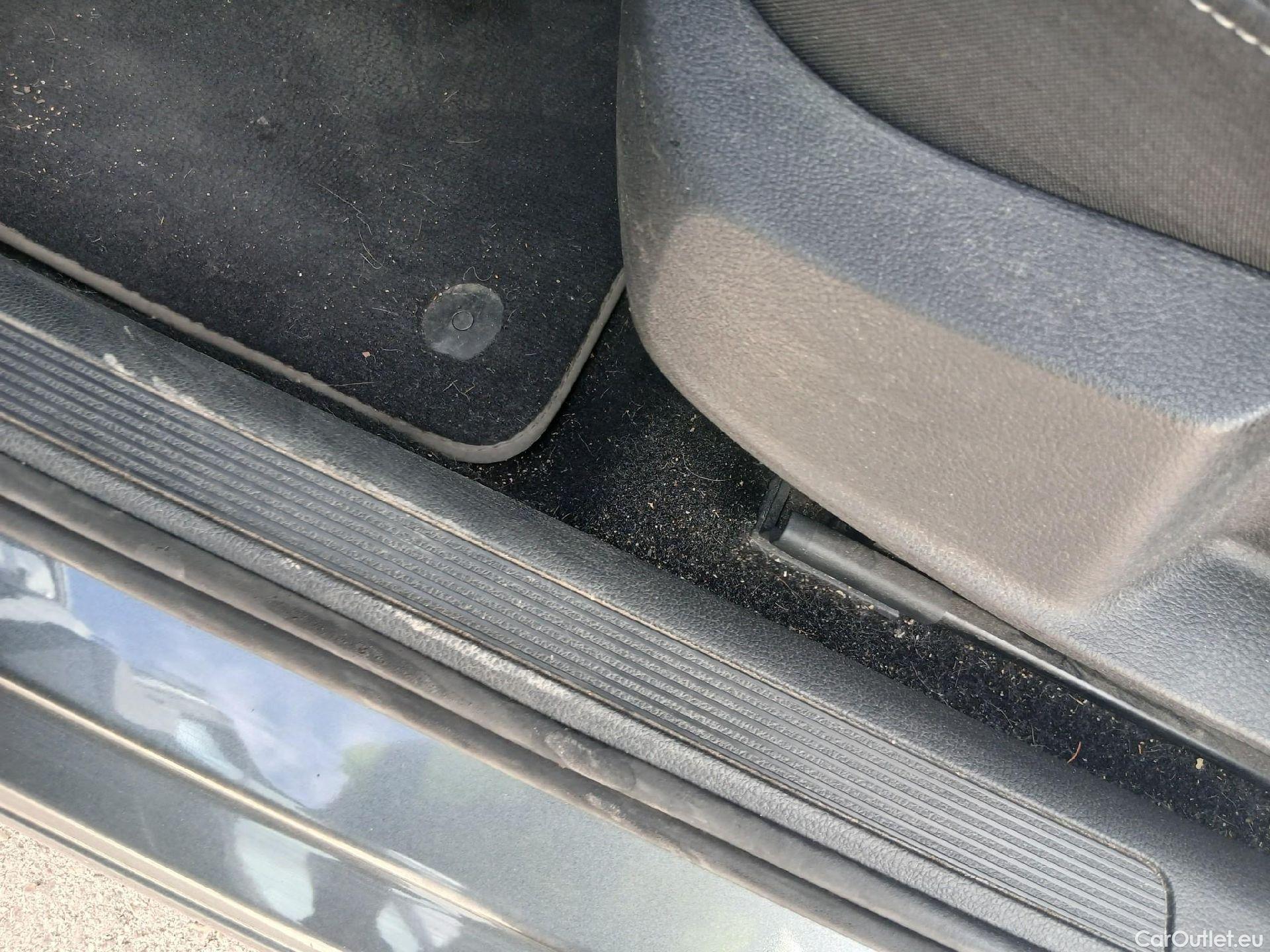  Volkswagen  Golf  VOLKSWAGEN / 2016 / 5P / familiar Last Edition 1.6 TDI 85kW(115CV) Variant #1