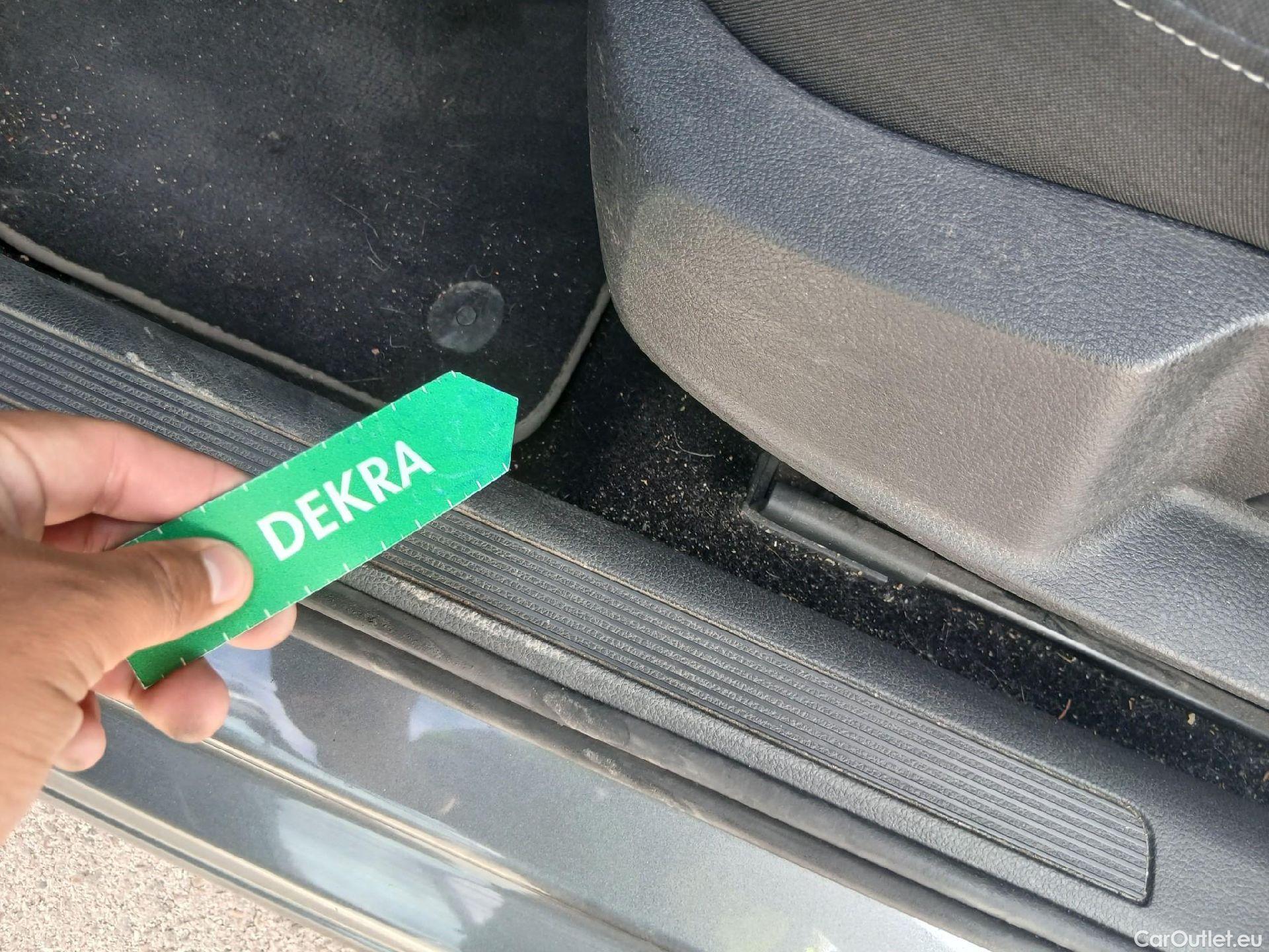  Volkswagen  Golf  VOLKSWAGEN / 2016 / 5P / familiar Last Edition 1.6 TDI 85kW(115CV) Variant #2