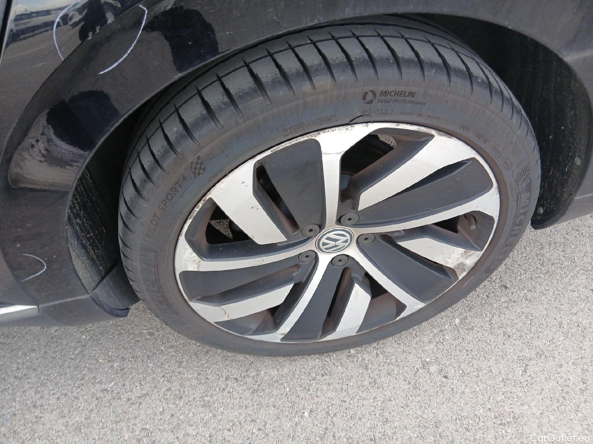  Volkswagen  Arteon VOLKSWAGEN  / 2017 / 5P / berlina con portón R-Line 2.0 TDI 110kW (150CV) #26