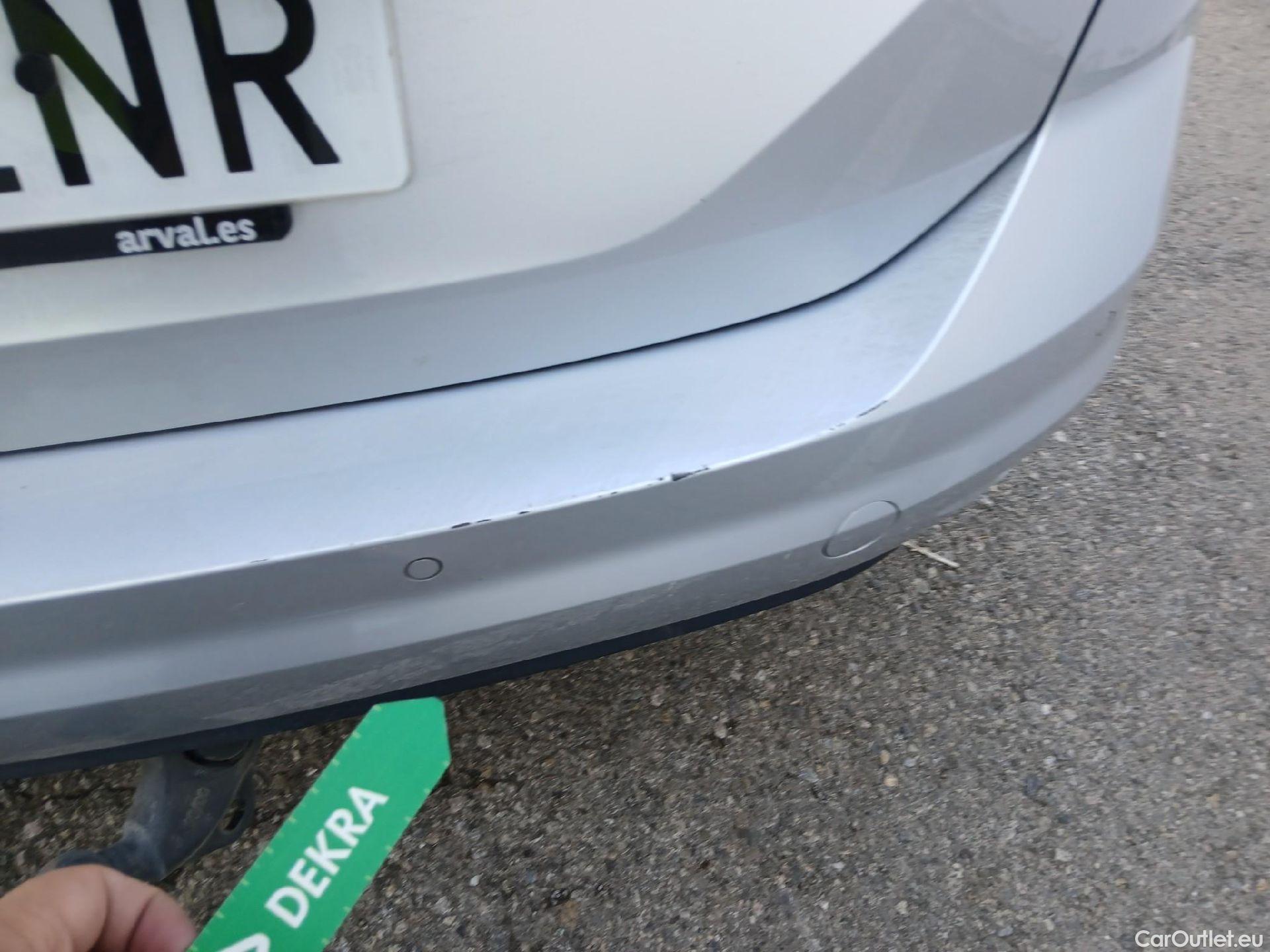  Volkswagen  Touran VOLKSWAGEN  / 2015 / 5P / monovolumen compacto Advance 2.0 TDI 90kW (122CV) #14