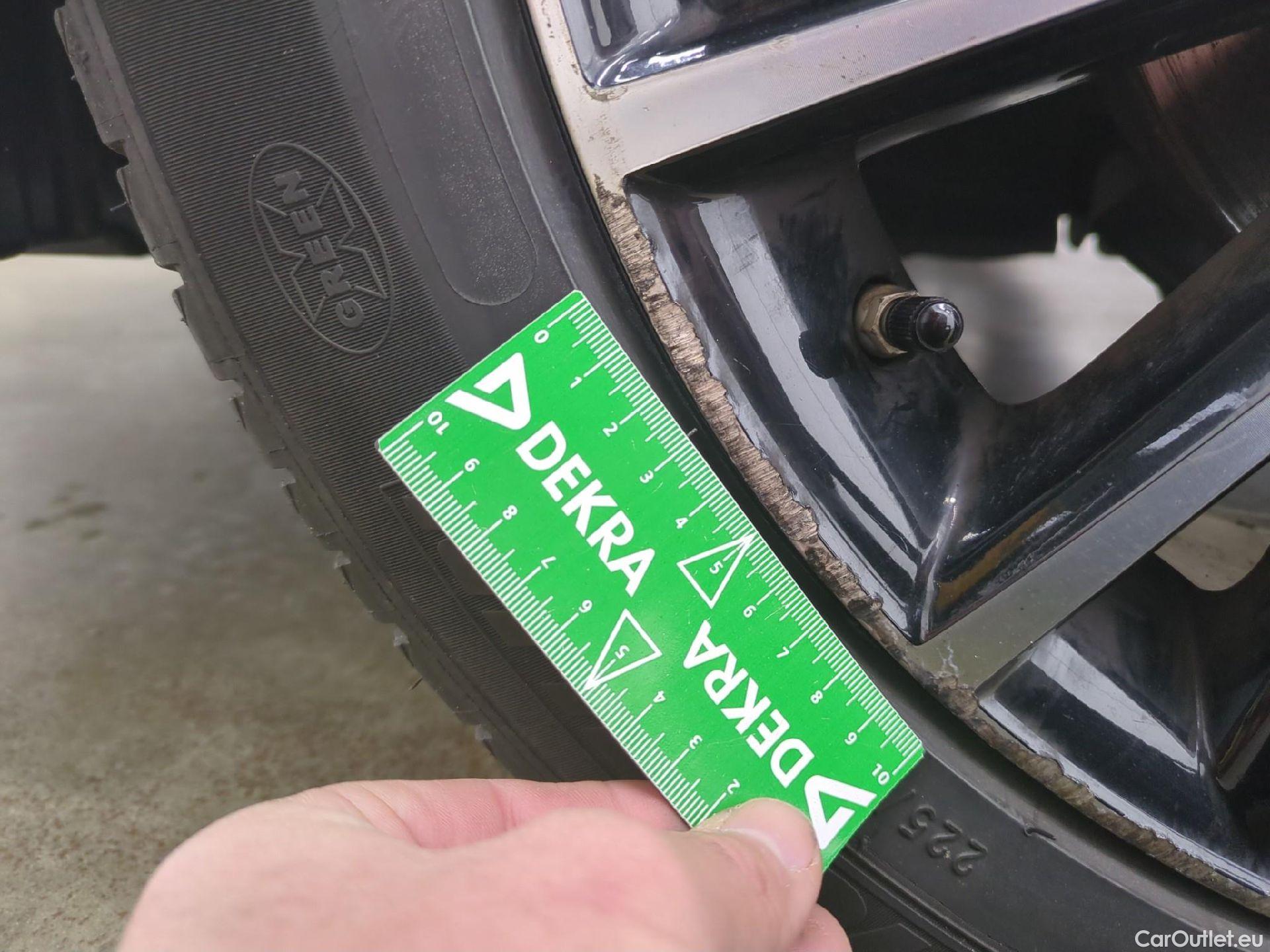  Toyota  C-HR TOYOTA  / 2016 / 5P / SUV 2.0 HYBRIDE 184 DISTINCTIVE #4