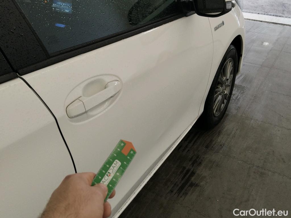  Toyota  Yaris TOYOTA  / 2017 / 5P / berlina con portón 1.5 100H Active #2